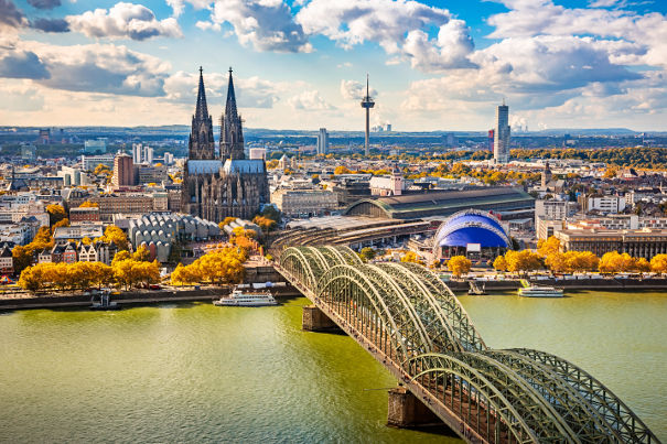 Köln samt Dom und Rheinbrücke: zusändig für Mahnanträge ist aber das Mahngericht Euskirchen
