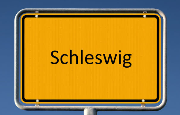 Ortschild von Schleswig, wo das Mahngericht Schleswig ansässig ist