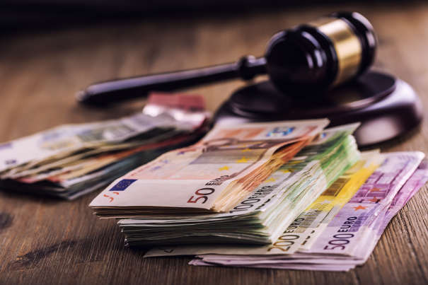 Richterhammer mit Euroscheinen - Vollstreckungsbescheid im gerichtlichen Mahnverfahren